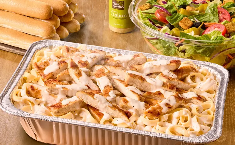 Olive Garden Family-Style Chicken Alfredo Bundle (Serves 4-6)